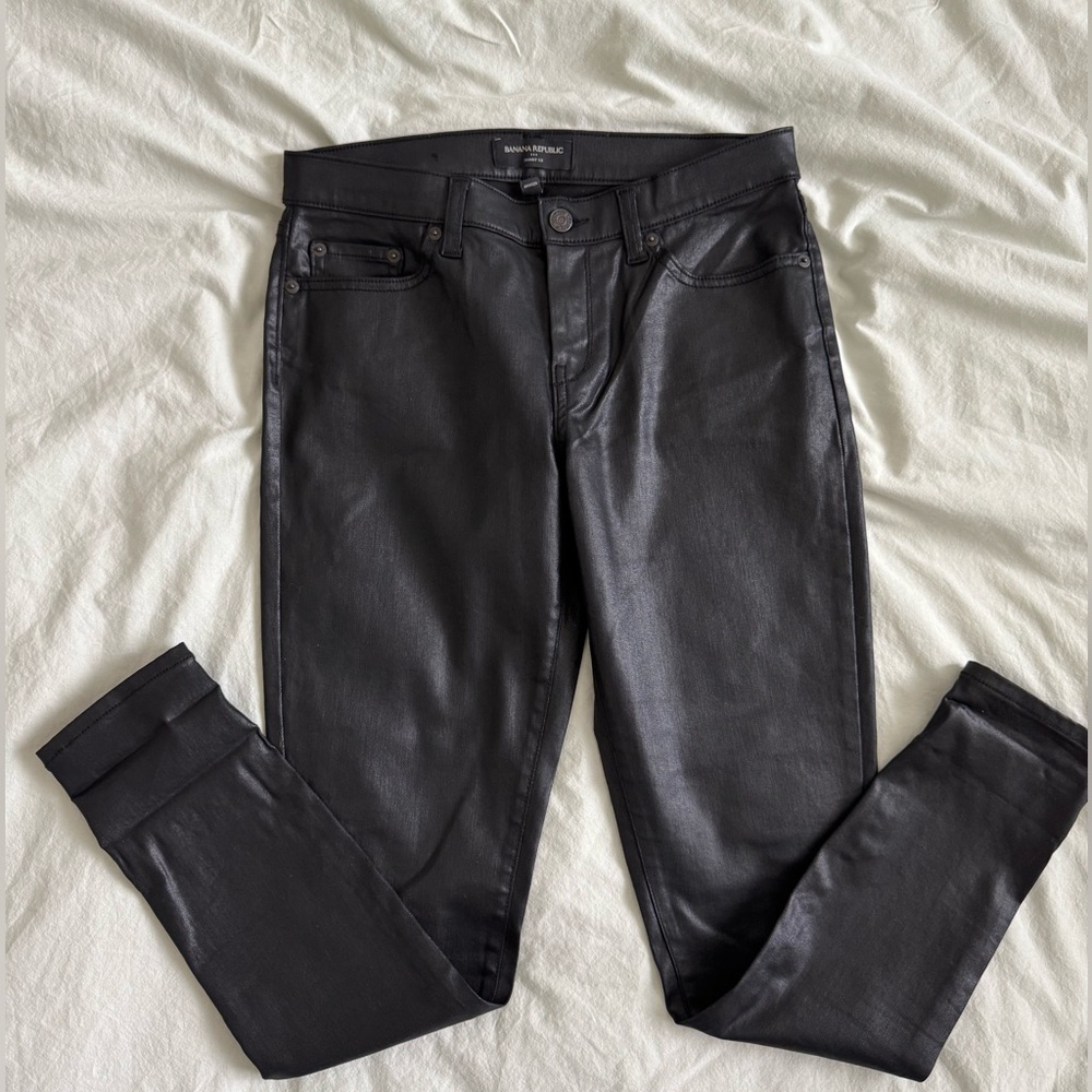 Banana Republic low rise black pleather skinny leg pants size 26